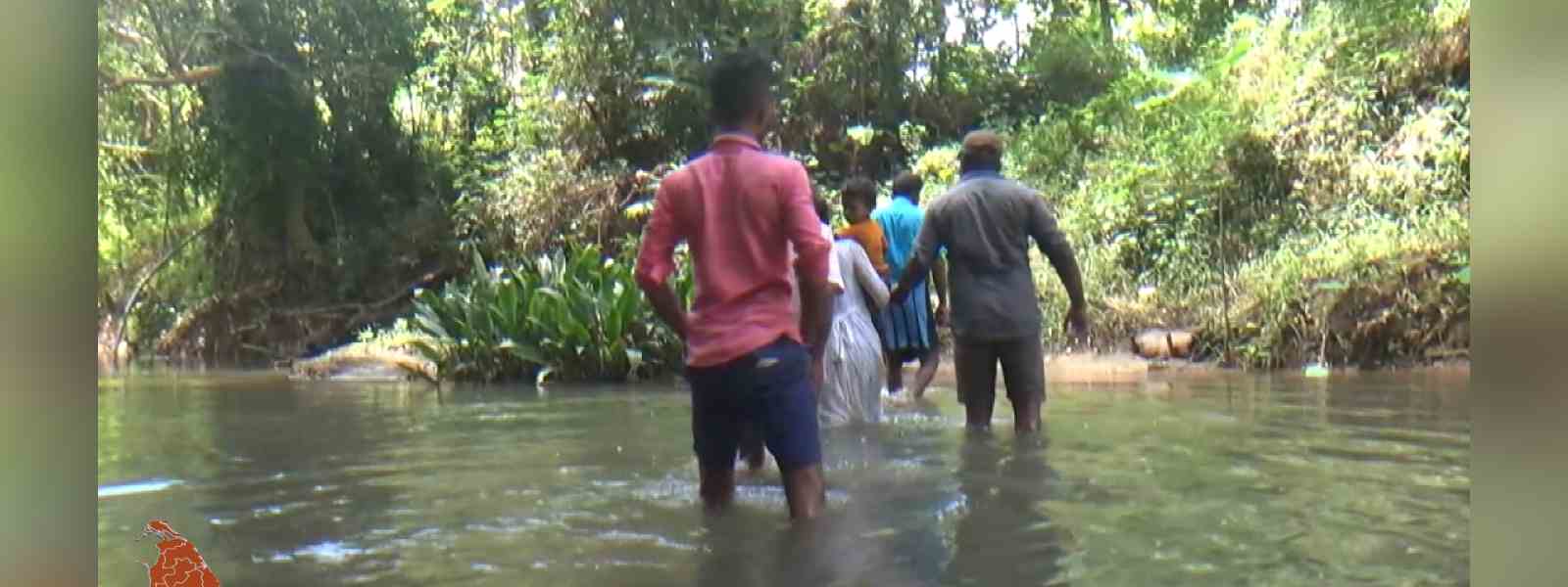 බිහිසුණු ඔයක් තරණය කරන මිනිස්සු..